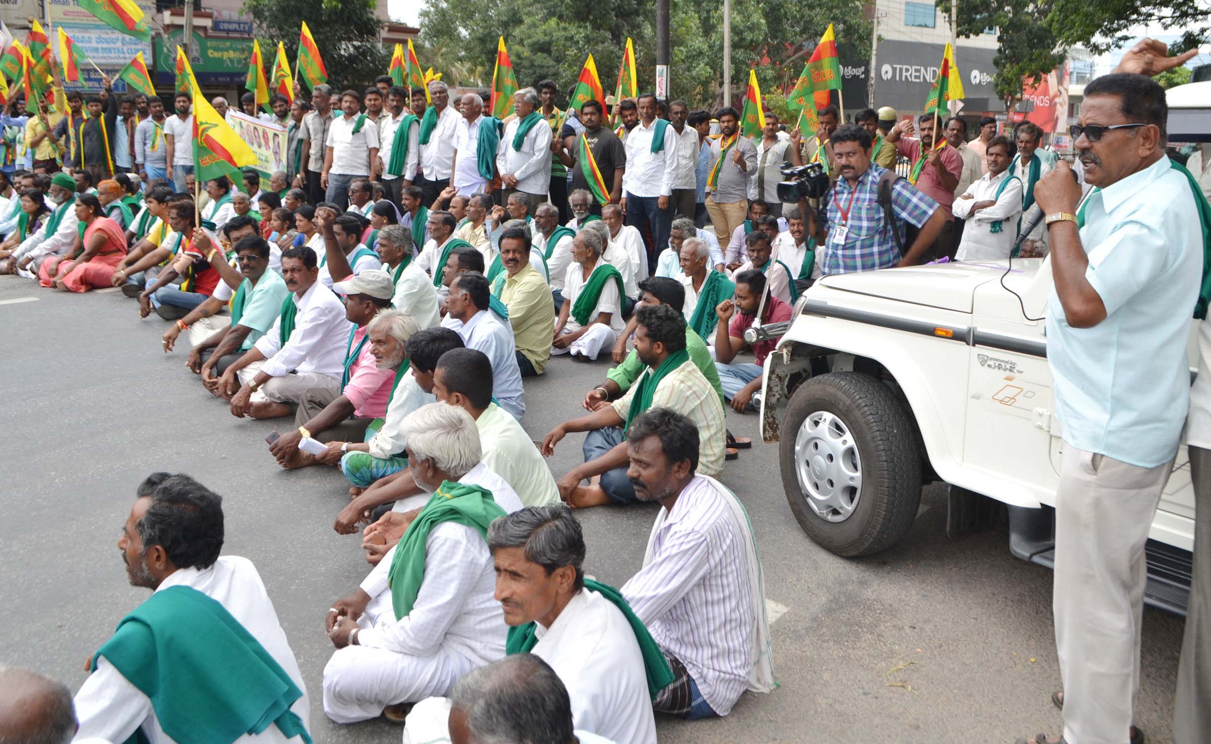 ನಾಲೆಗೆ ನೀರುಹರಿಸಲು ಆಗ್ರಹಿಸಿ ರೈತಸಂಘ, ಜಯಕರ್ನಾಟಕ ಸಂಘಟನೆಯಿಂದ ರಸ್ತೆತಡೆ
